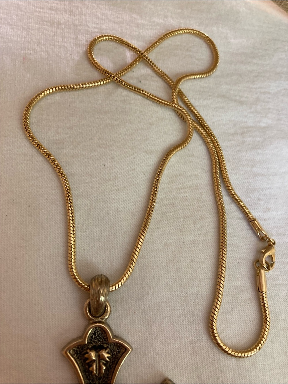 Sarah Coventry Limited Edition 1975 Vintage Maltese Cross Pendant & Chain - Picture 3 of 8